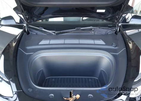 2024 Tesla Model Y Long Range Dual Motor All-Wheel Drive z USA, uszkodzony, nr VIN 7SAYGDEE6RF986520